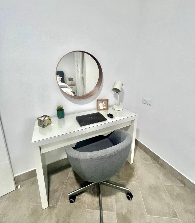 Modern Apartment Steps From The Beach تورّوكس كوستا المظهر الخارجي الصورة